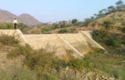 Le barrage de Mauda Wala dans une vallée du Rajasthan